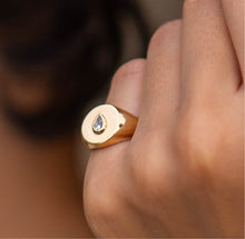 Load image into Gallery viewer, Signet ring

